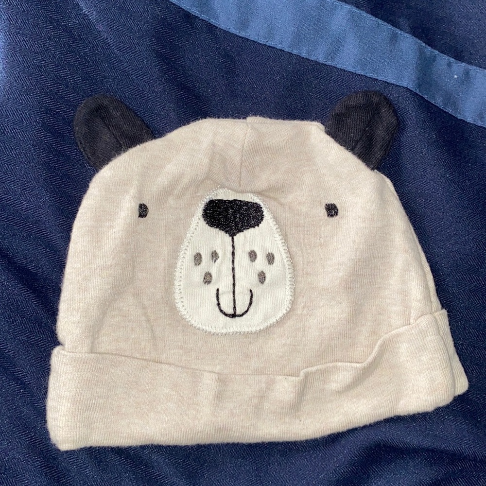 Gerber 0-6 baby hat cream color for boys with bear face